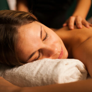 Mujer recibiendo un tratamiento de bienestar